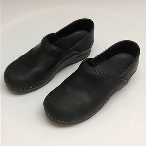 dansko clogs narrow width